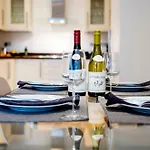 2 Bedr, 3 Beds, 2 Bath Covent Garden 3-Min Subway