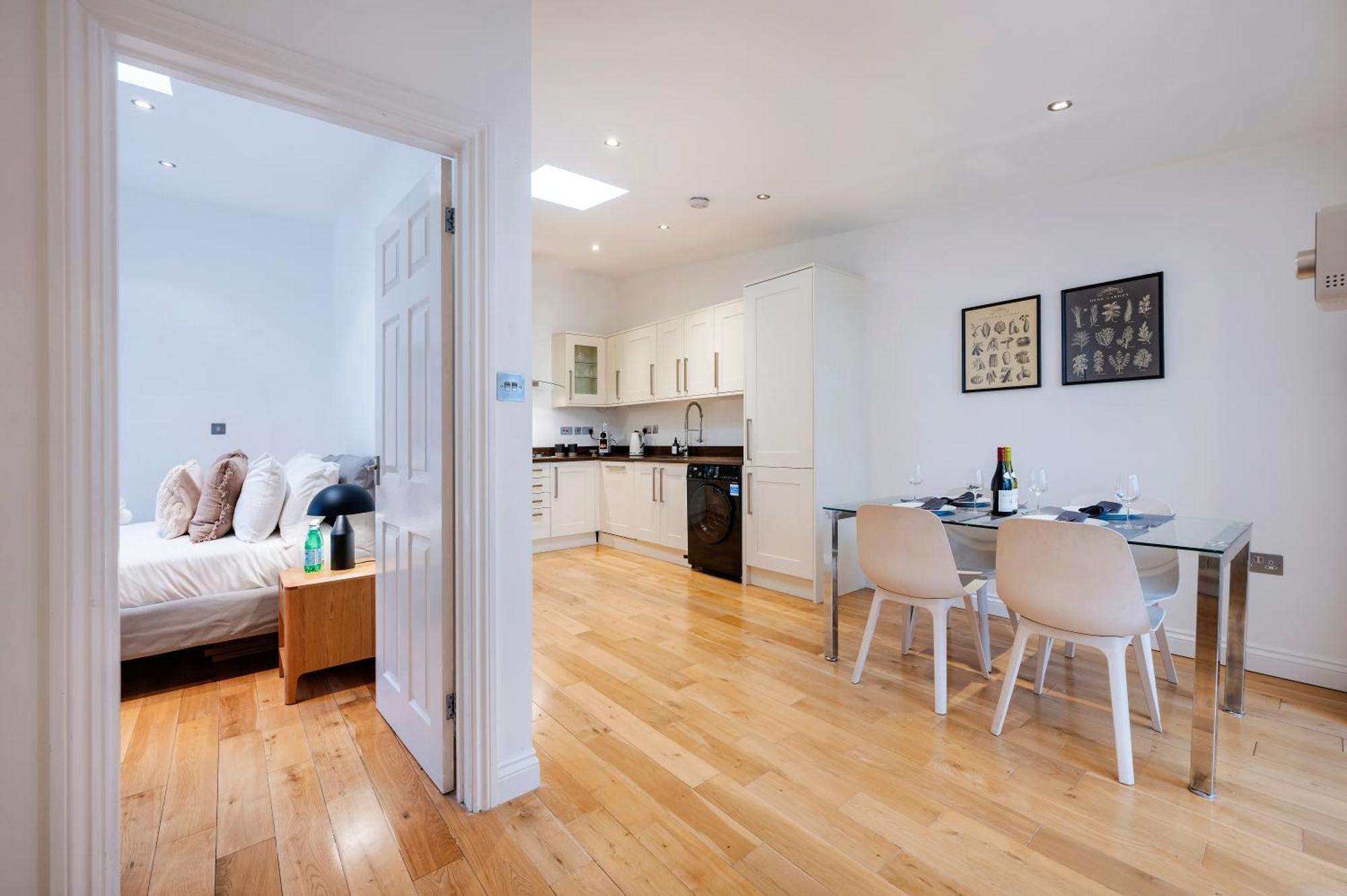 2 Bedr, 3 Beds, 2 Bath Covent Garden 3-min Subway *