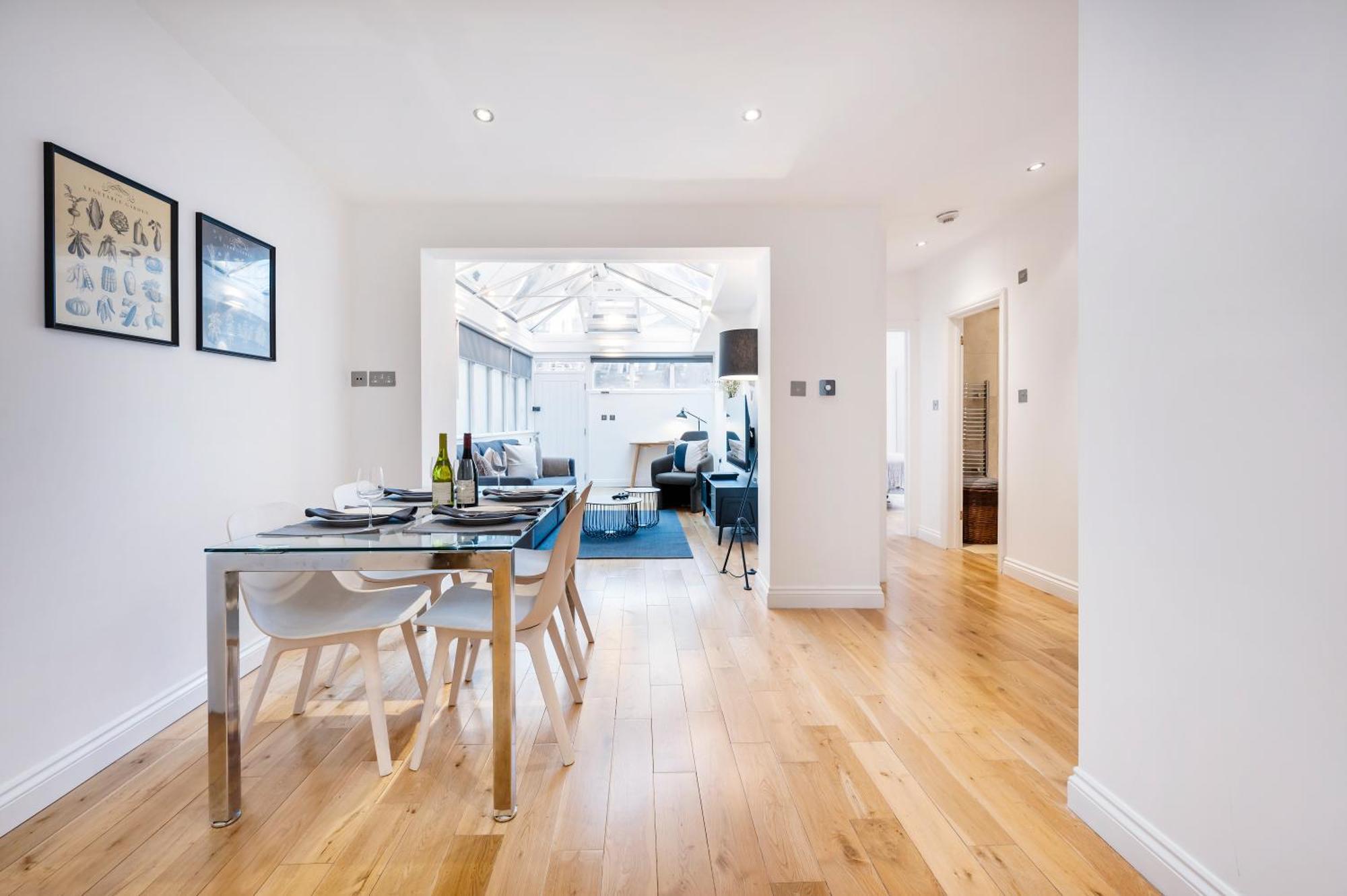 2 Bedr, 3 Beds, 2 Bath Covent Garden 3-min Subway * Londra
