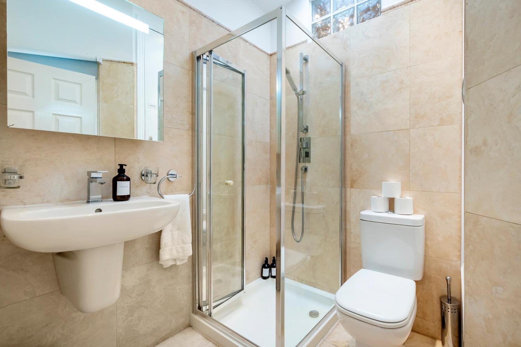 2 Bedr, 3 Beds, 2 Bath Covent Garden 3-min Subway Appartamento Londra