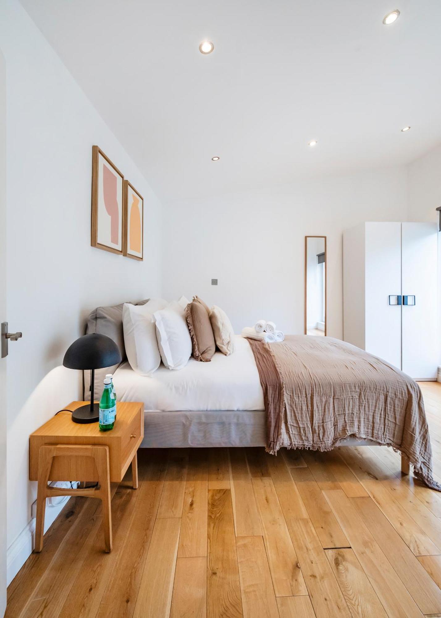 2 Bedr, 3 Beds, 2 Bath Covent Garden 3-min Subway Londra